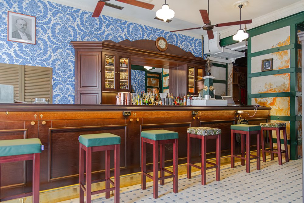 Деревянная барная стойка в Биг Изи Бар